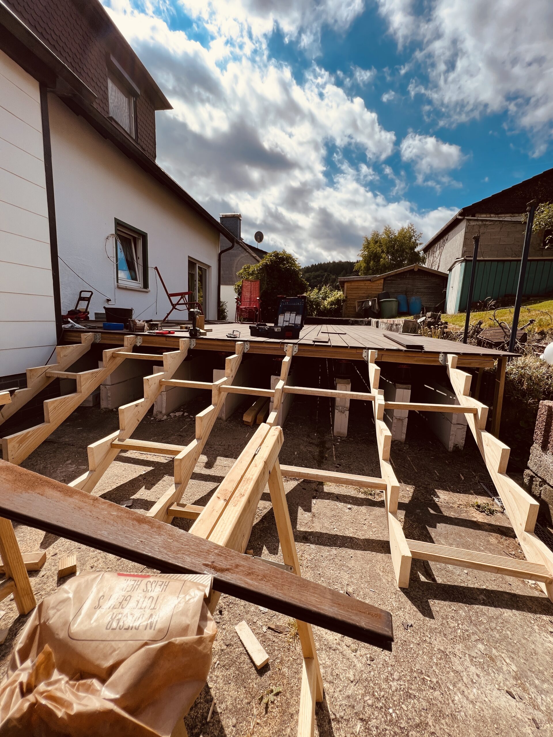 Holz-Unterkonstruktion einer Terrasse am Hang vor der Verlegung