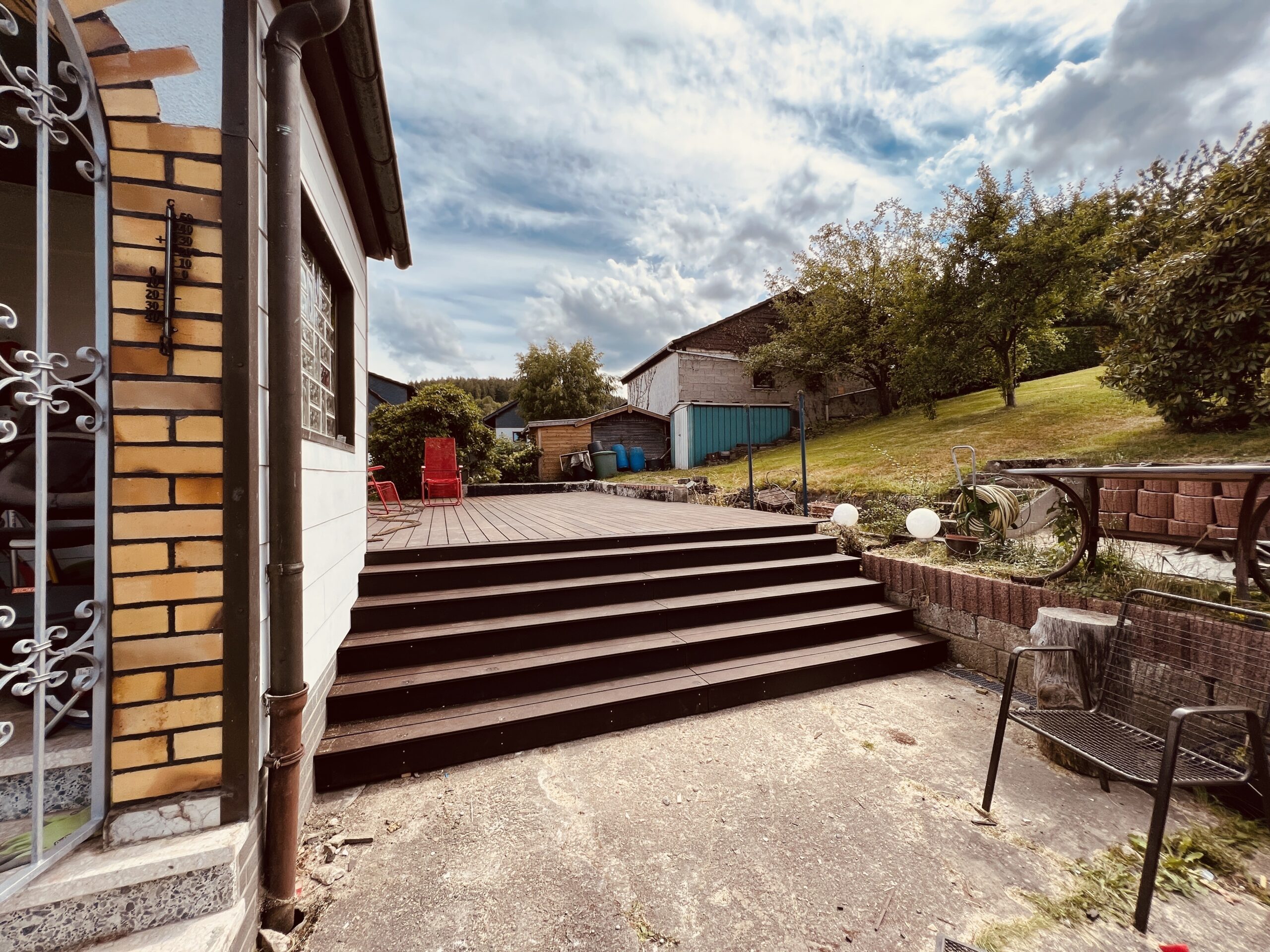 Terrasse mit breiter Holztreppe