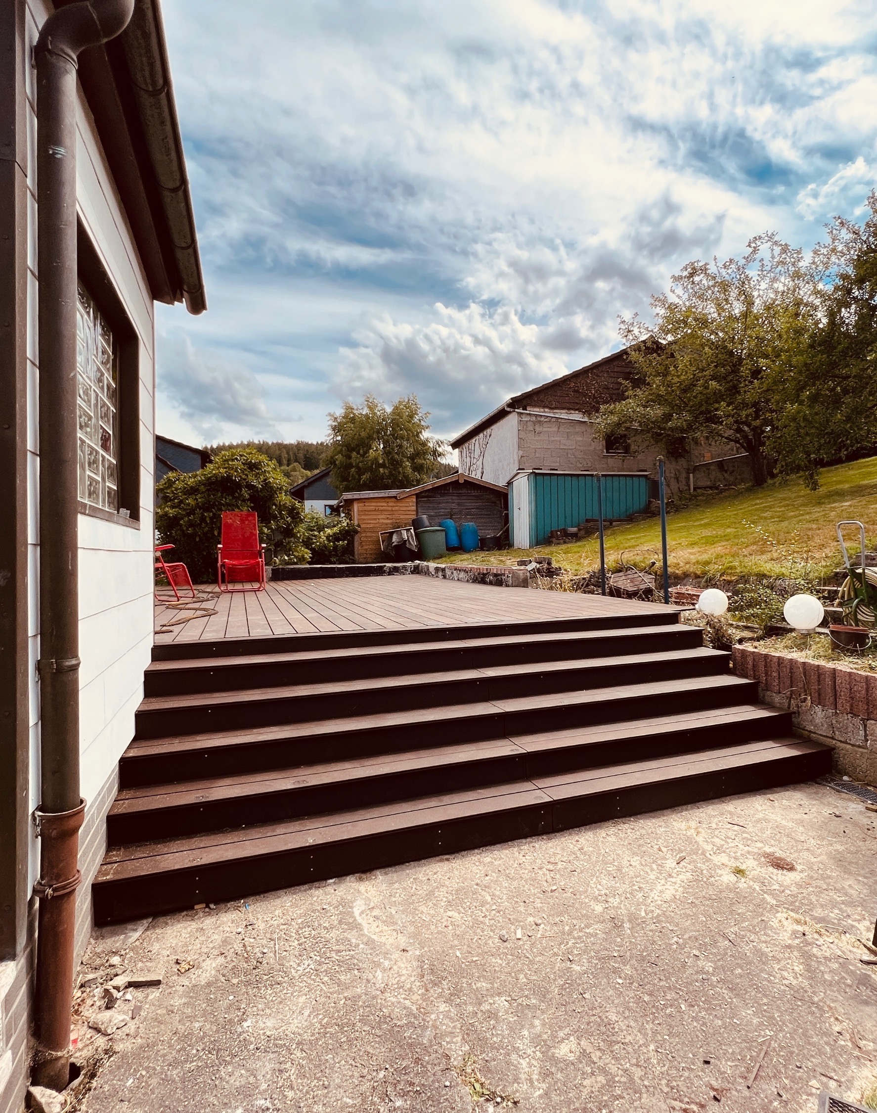 Terrasse mit Holztreppe