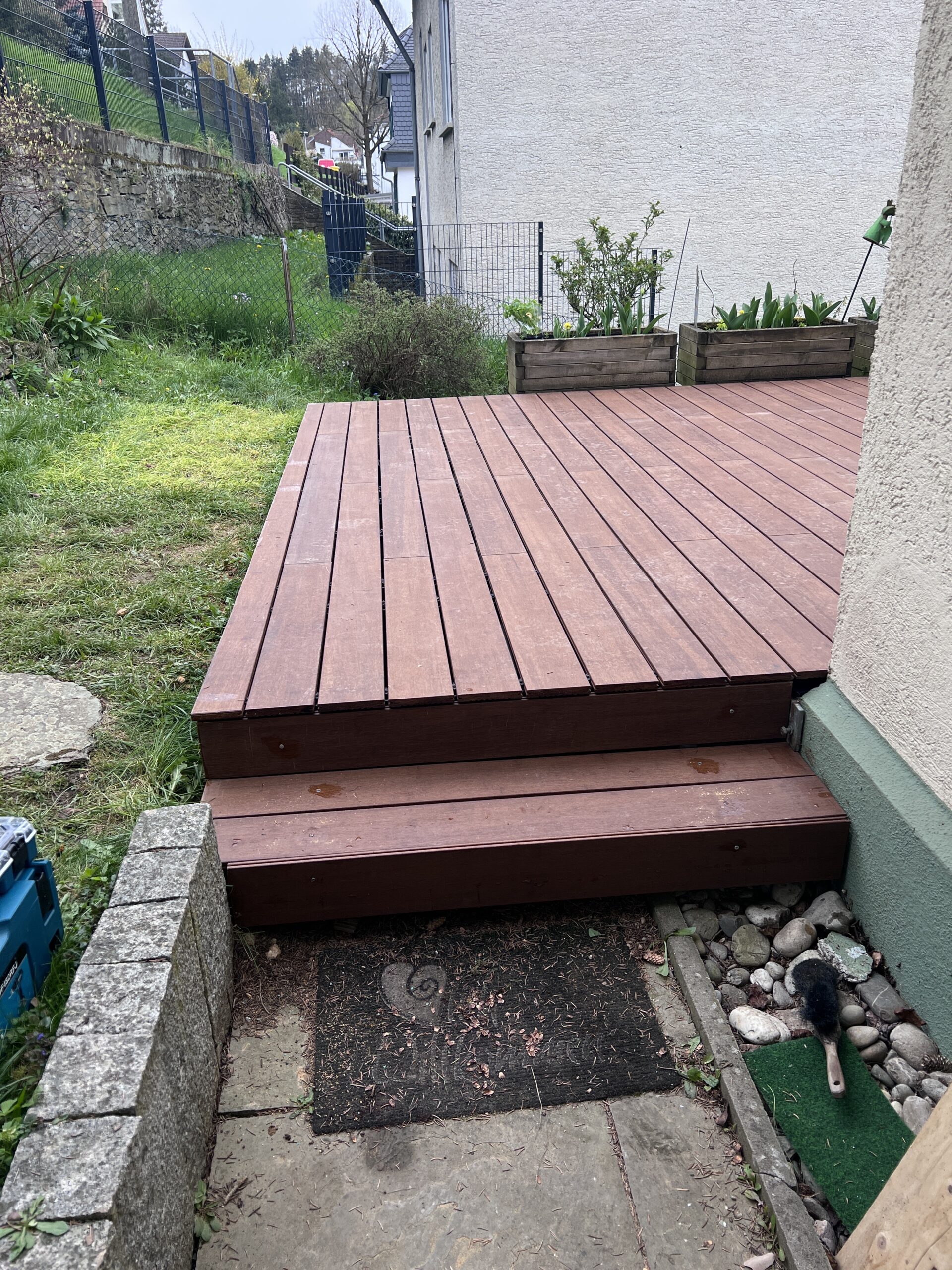 WPC-Terrasse mit Stufe