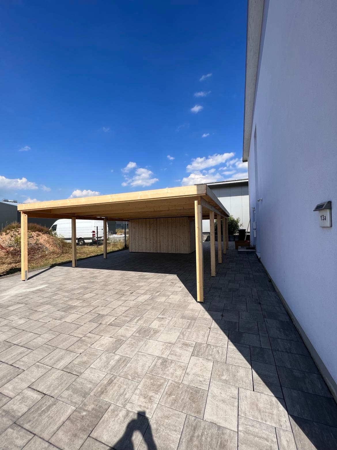 Holzcarport an der Hauseinfahrt