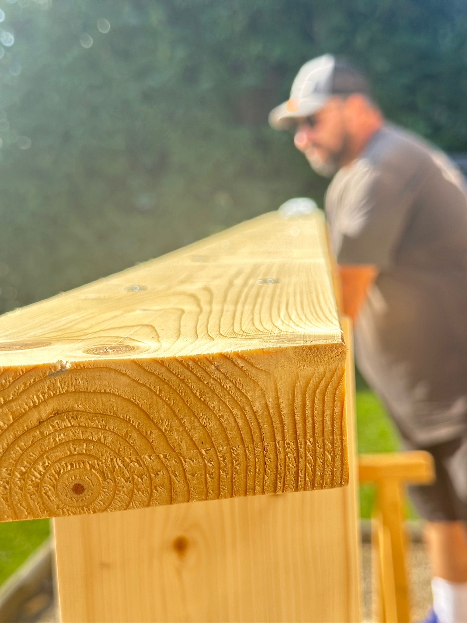 Holzbalken-Detail bei der Carport Montage