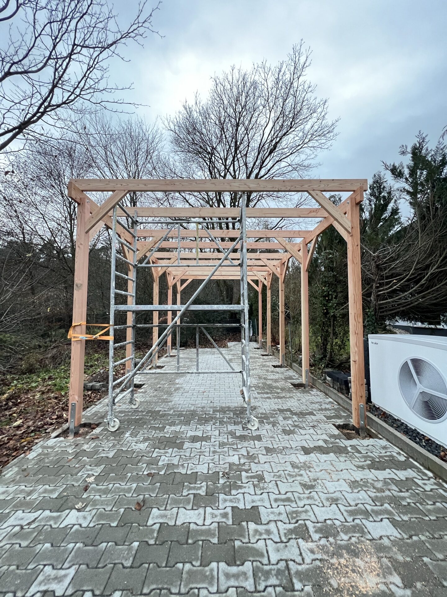 Holzkonstruktion eines Carports während der Montage