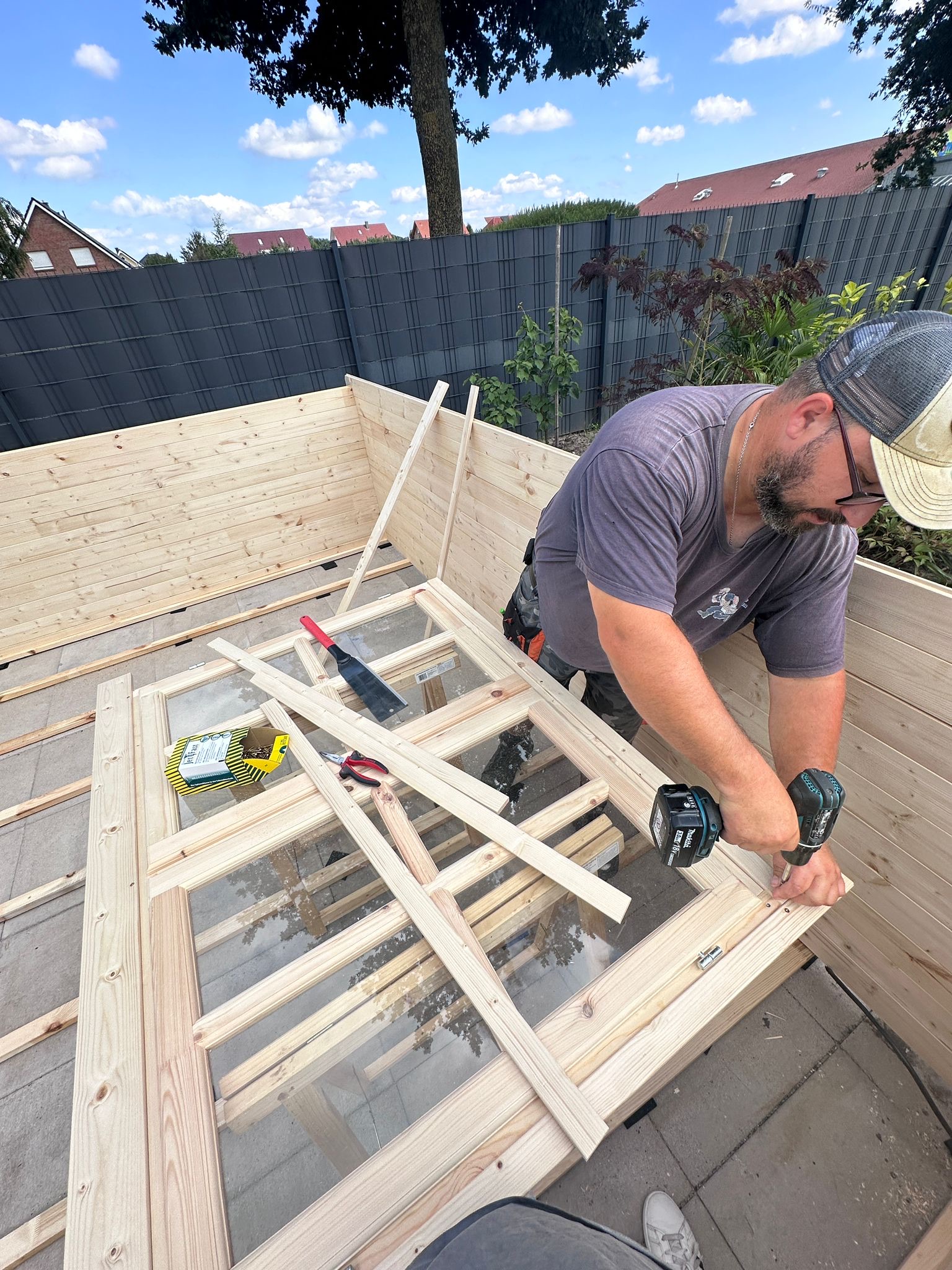 Markus Müller von HomeRun beim Einbau eines Türrahmens in ein Gartenhaus