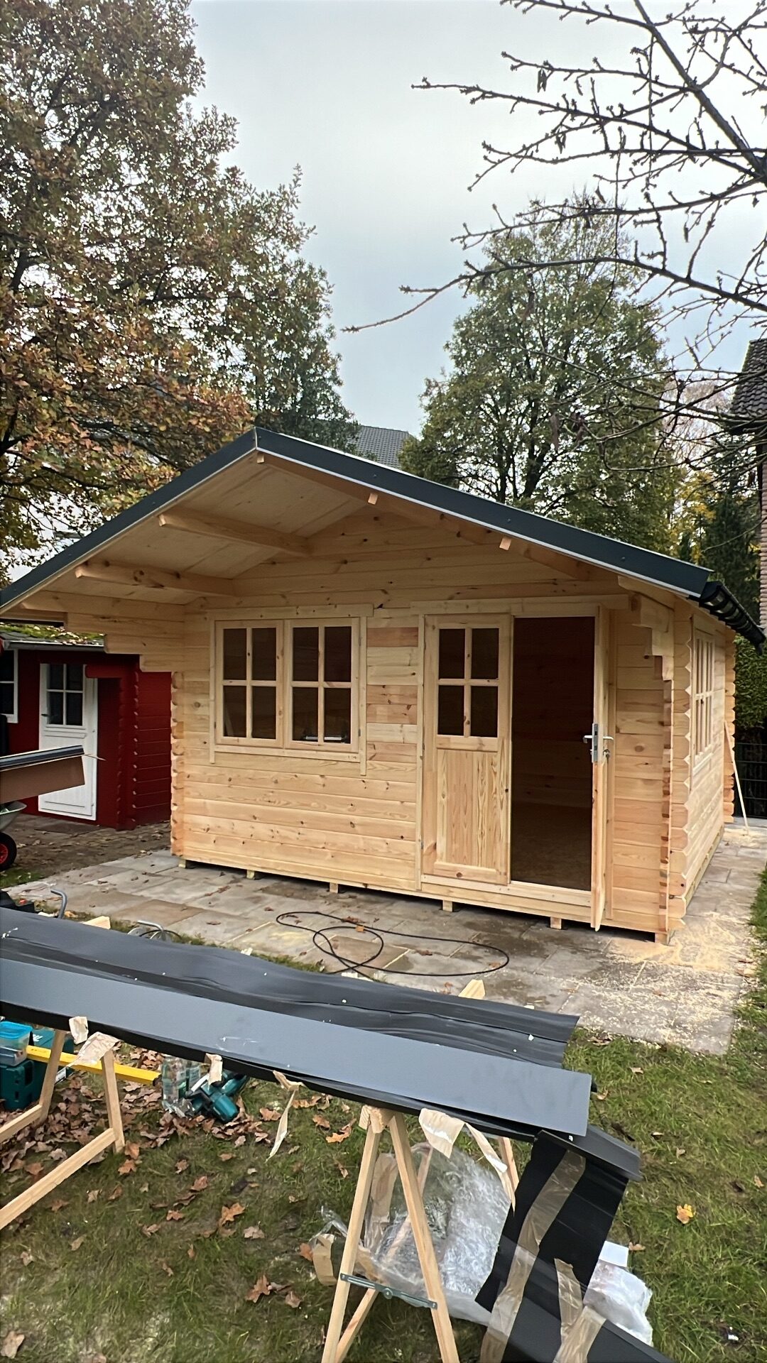 Wandaufbau eines Gartenhauses während der Montage