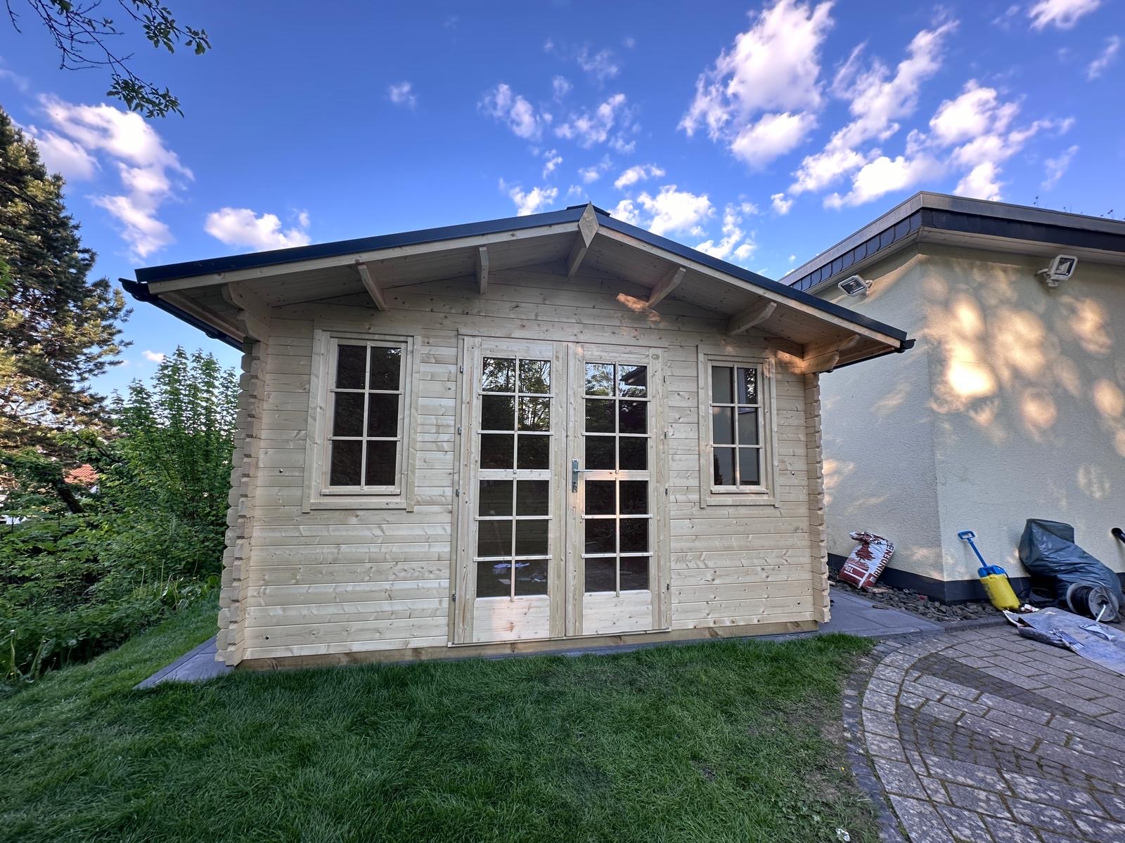 Gartenhaus mit Walmdach und Sprossenfenstern