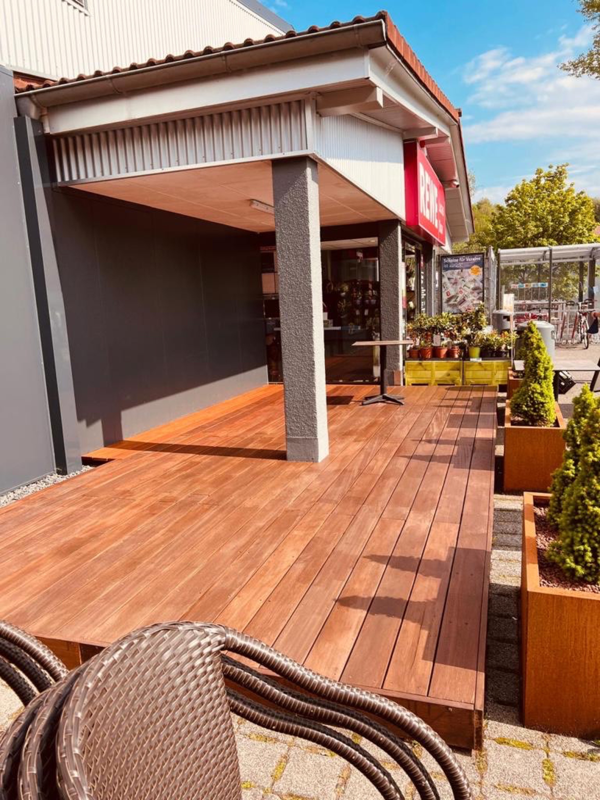 Holzterrasse im überdachten Außenbereich